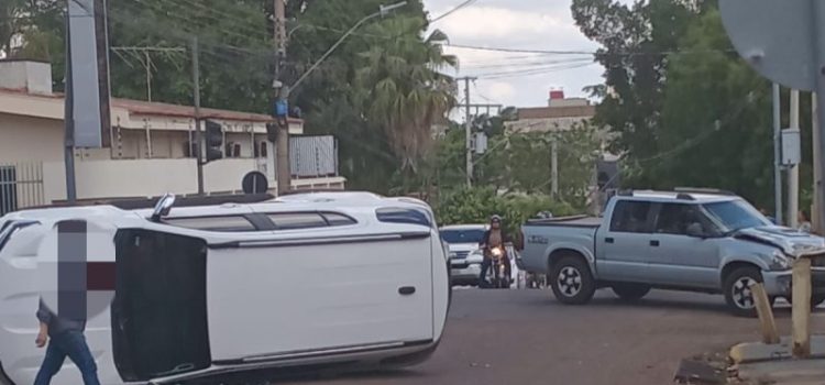 Veículo capota após motorista ‘furar’ o sinal vermelho em Rondonópolis; vídeo