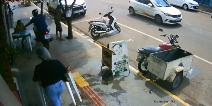 Vídeo mostra motociclista com criança furtando celular de mulher em Rondonópolis