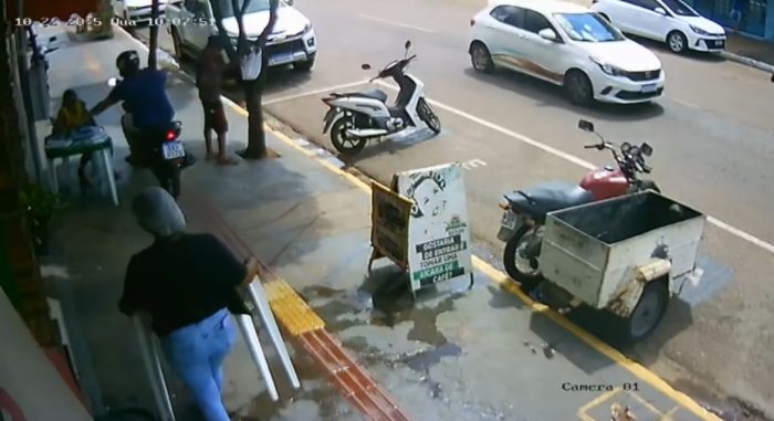 Vídeo mostra motociclista com criança furtando celular de mulher em Rondonópolis