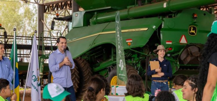 Alunos da rede municipal de Rondonópolis conhecem fazenda sustentável produtora de grãos