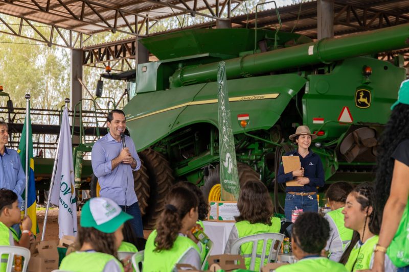 Alunos da rede municipal de Rondonópolis conhecem fazenda sustentável produtora de grãos