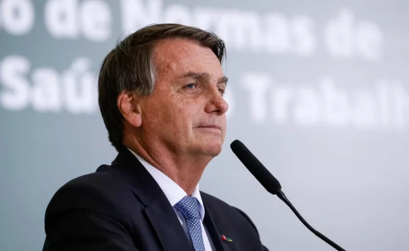 Bolsonaro ganha 500 mil novos seguidores nas redes mesmo com as contas bloqueadas