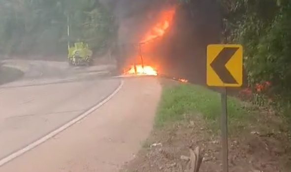 Carreta pega fogo ao tombar e bloqueia a BR-364 na Serra de São Vicente; vídeo 