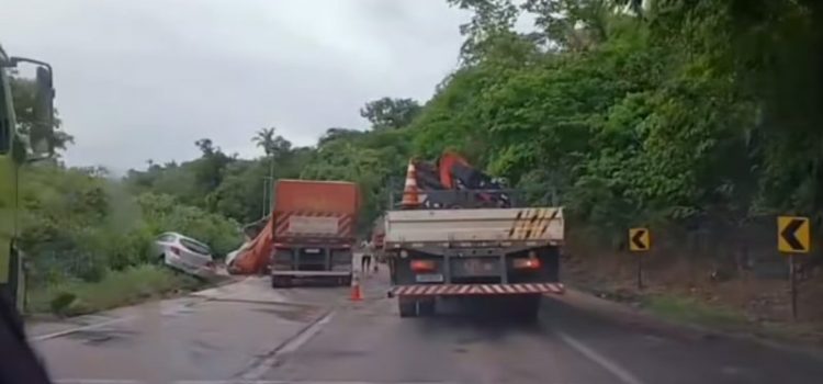 Carreta sem freio colide na lateral de carro, espalha carga e causa transtorno na Serra de São Vicente; vídeo