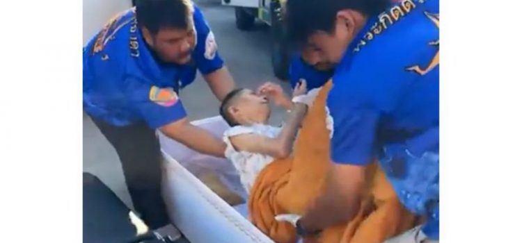 Desespero: mulher se mexe no caixão e acaba salva antes de ser cremada; vídeo