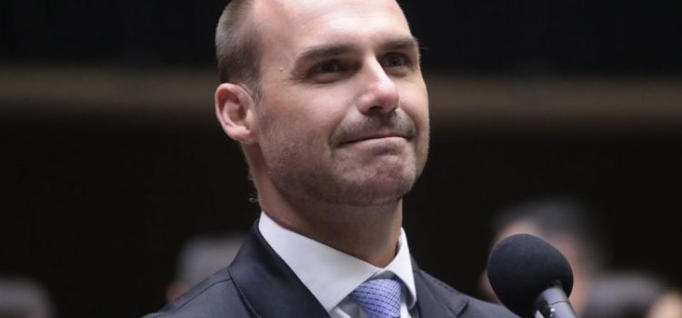 Eduardo Bolsonaro desconfia da separação de Gilmar Mendes para livrar esposa da Lei Magnitsky
