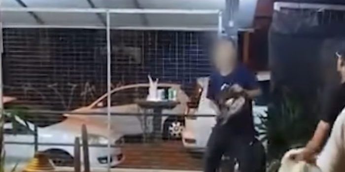 Lunático com motosserra causa pânico em bar e acaba levando surra de clientes; assista