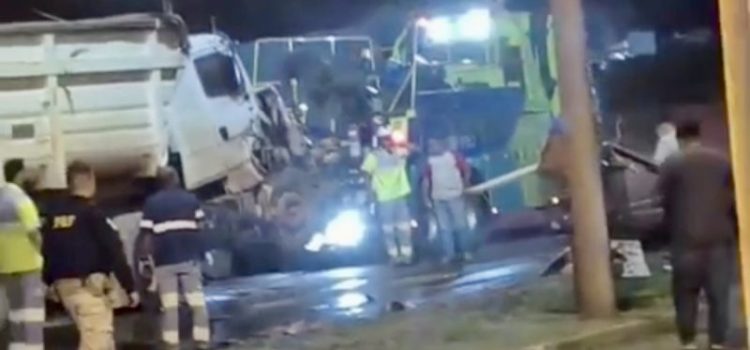 Motorista fica ferido após colisão entre carretas e carro na BR-364 em Rondonópolis; vídeo mostra destruição