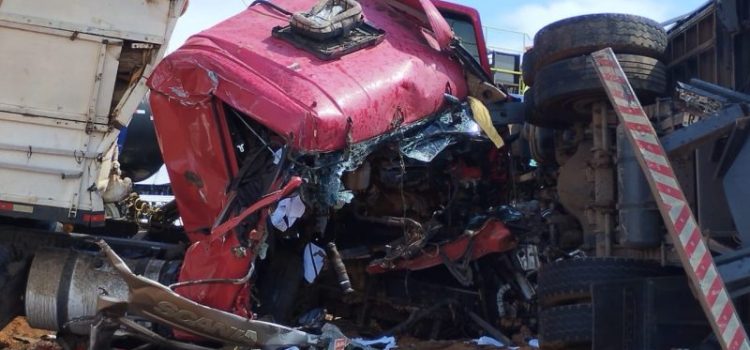 Motorista fica ferido em acidente envolvendo 3 carretas, caminhão e Hilux na BR-163; vídeo