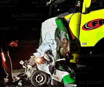 Motorista morre esmagado por duas carretas na BR-163; imagens impressionantes