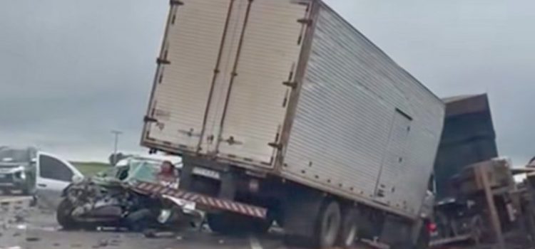 Motorista morre preso às ferragens em grave acidente envolvendo 4 veículos na BR-163; vídeos