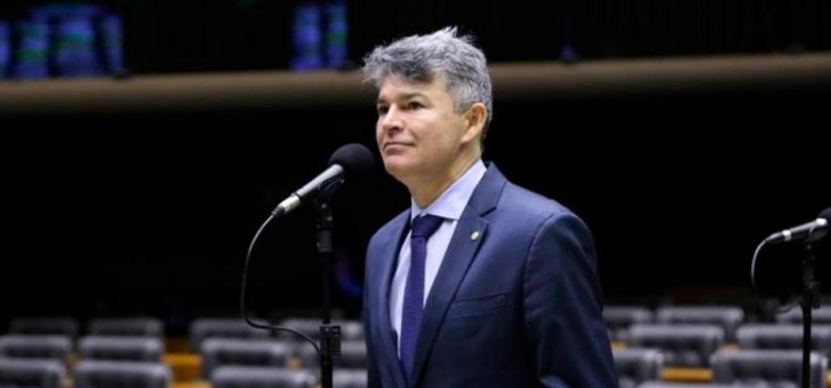 PL de José Medeiros eterniza Roberto Campos entre os Heróis da Pátria