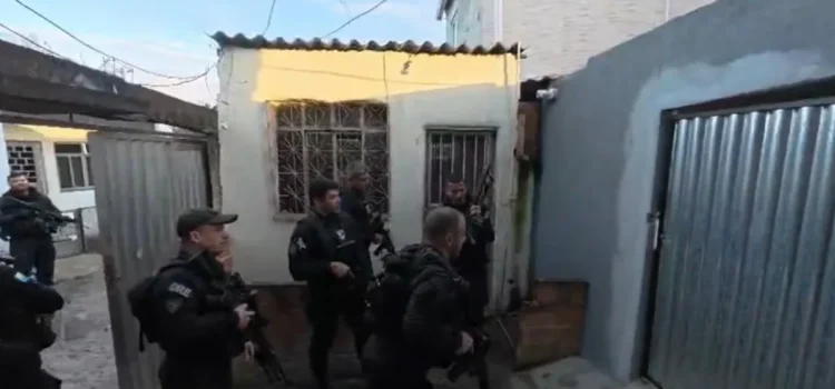 Pastor ‘cai’ em operação após virar braço do CV em esquema de extorsão; religioso já foi preso com granadas