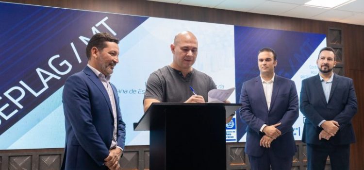 Prefeito Abilio assina parceria com Estado para aperfeiçoamento da gestão municipal