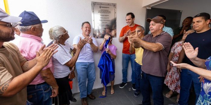 Prefeito Cláudio Ferreira inaugura centro comunitário no Jd. das Flores e homenageia pioneira