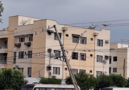 Queda de poste interrompe energia e afeta sistemas de captação e tratamento de água em Rondonópolis