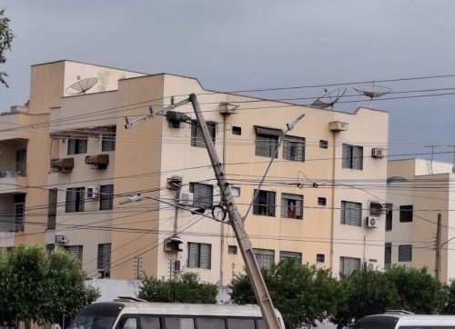 Queda de poste interrompe energia e afeta sistemas de captação e tratamento de água em Rondonópolis