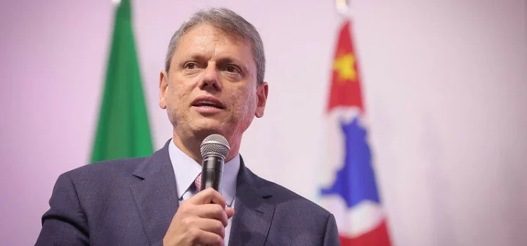 Tarcísio elogia Bolsonaro e diz: “Vamos tirar o Brasil do PT”