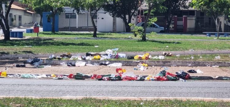 Torcedores deixam rastro de sujeira na Avenida Lions após comemoração pelo título em Rondonópolis