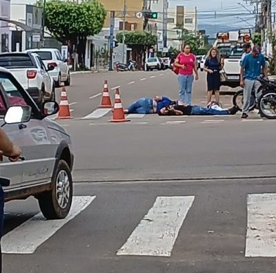 Acidente entre duas motos deixa vítimas feridas estiradas no asfalto em Rondonópolis; imagens