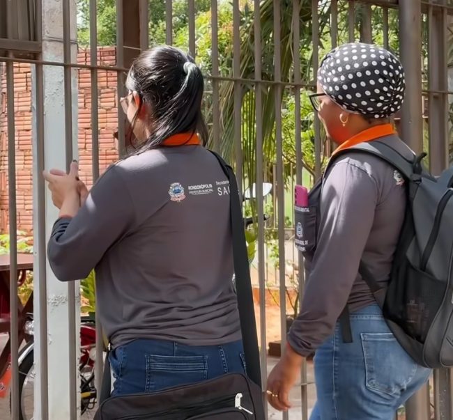 Agentes de endemias alertam sobre a importância de receber as equipes durante visitas domiciliares em Rondonópolis