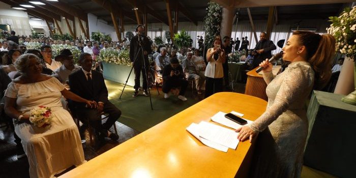 “BEM CASADOS”: Alessandra Ferreira comanda união de 118 casais em casamento comunitário