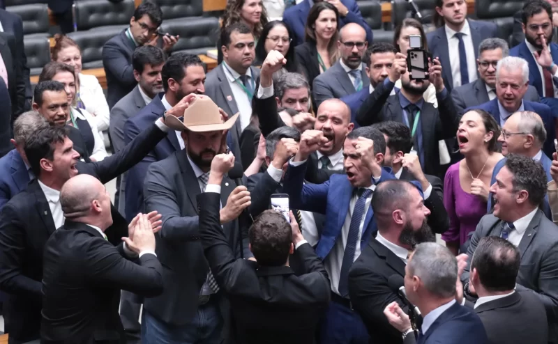 Câmara aprova projeto que reduz pena de condenados pelo 8 de janeiro; entenda