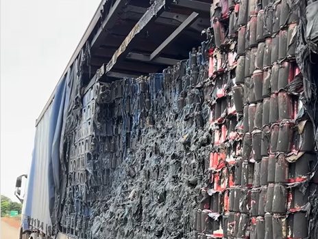 Carreta carregada de cerveja é consumida pelas chamas na BR-364 entre Cuiabá e Rondonópolis; vídeo