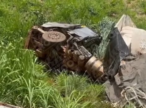 Carreta desgovernada despenca em ribanceira e motorista fica ferido na Serra da Petrovina