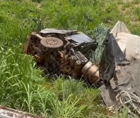 Carreta desgovernada despenca em ribanceira e motorista fica ferido na Serra da Petrovina