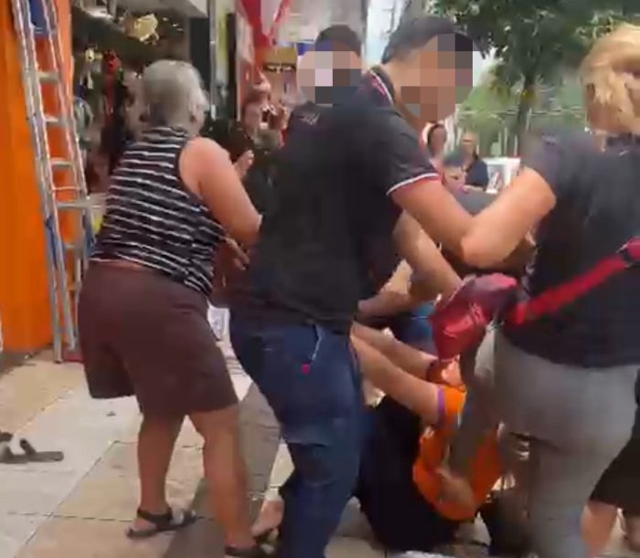 Ciganos promovem quebradeira e agridem funcionários no Centro de Rondonópolis; vídeo mostra a confusão