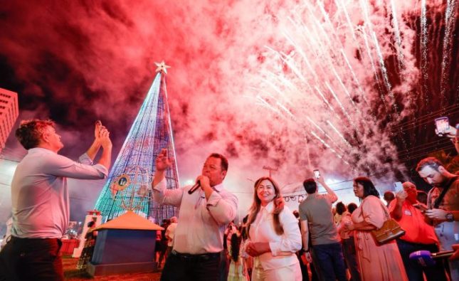 Cláudio Ferreira comanda ‘acender das luzes’ de árvore de Natal gigante