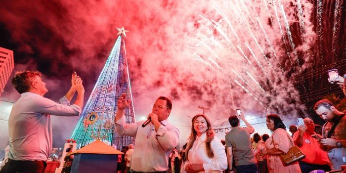 Cláudio Ferreira comanda ‘acender das luzes’ de árvore de Natal gigante