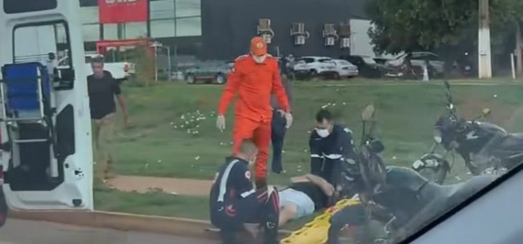 Colisão entre motos deixa casal ferido após parada para idosa atravessar avenida em Rondonópolis; vídeo