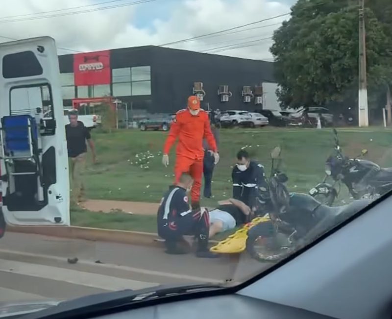 Colisão entre motos deixa casal ferido após parada para idosa atravessar avenida em Rondonópolis; vídeo