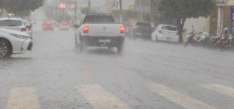 Defesa Civil emite alerta para chuvas intensas e ventos de até 100 km/h em Rondonópolis