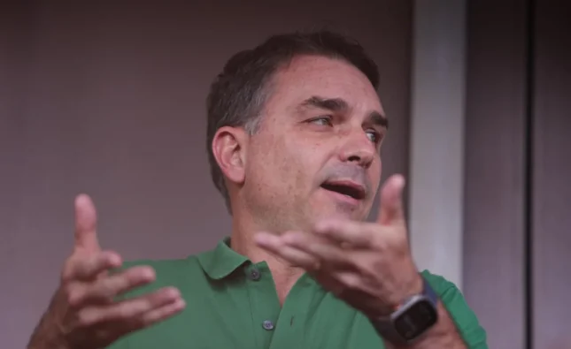 Flávio Bolsonaro desmente SBT e diz que foi desconvidado de evento pela emissora