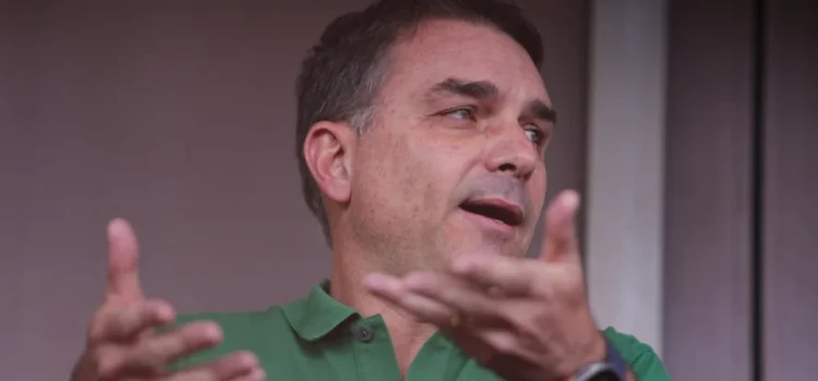 Flávio Bolsonaro desmente SBT e diz que foi desconvidado de evento pela emissora