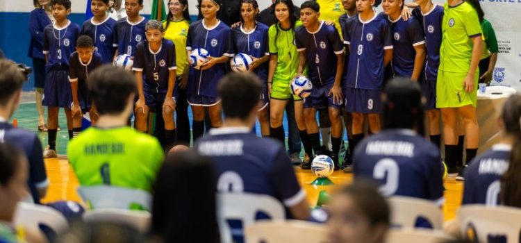 Gestão Cláudio faz entrega de kits esportivos e uniformes para fortalecer polos de projeto e seleções estudantis
