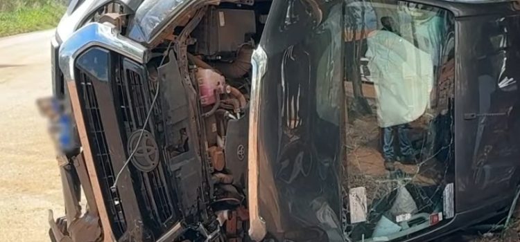 Impressionante: Hilux tomba e fica destruída após colidir com veículo em Rondonópolis