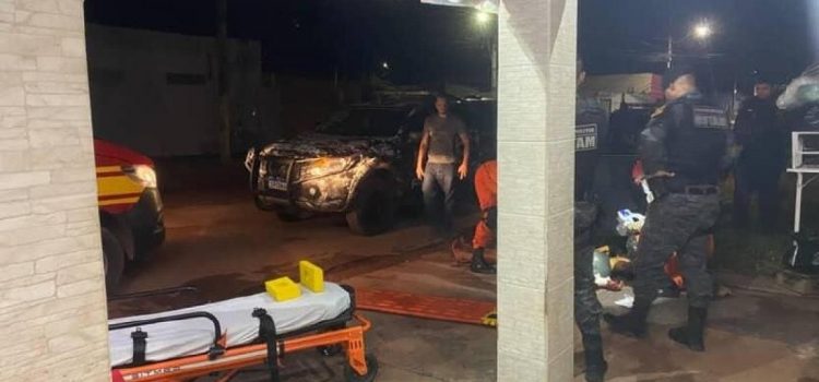 Jovem leva “balaços” de motoqueiro dentro de bar e acaba em estado grave no Hospital Regional