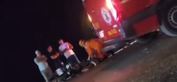 Jovem morre tragicamente ao colidir na traseira de carreta de lixo na BR-364; vídeo