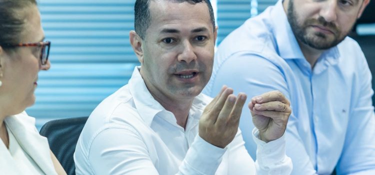 Junção de 3 pastas na gestão Cláudio Ferreira gera economia de mais de R$ 2 milhões