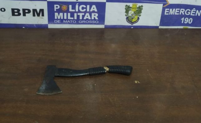 “Louca da machadinha” invade casa, destrói portão e parte para oficina atrás do ex em Rondonópolis