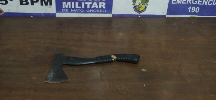 “Louca da machadinha” invade casa, destrói portão e parte para oficina atrás do ex em Rondonópolis