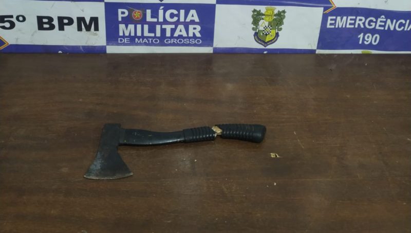 “Louca da machadinha” invade casa, destrói portão e parte para oficina atrás do ex em Rondonópolis