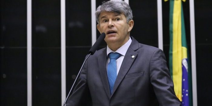 Medeiros assina pedido de prisão domiciliar humanitária para Bolsonaro