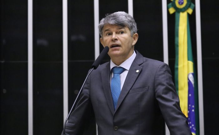 Medeiros assina pedido de prisão domiciliar humanitária para Bolsonaro