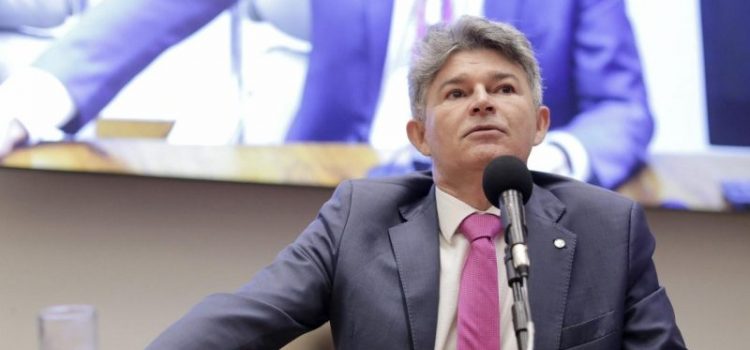 Medeiros diz que base governista blindou Lulinha e que ele “fugiu após ser avisado” sobre investigação