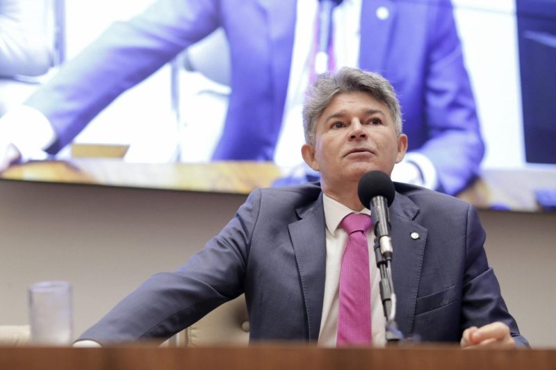 Medeiros diz que base governista blindou Lulinha e que ele “fugiu após ser avisado” sobre investigação